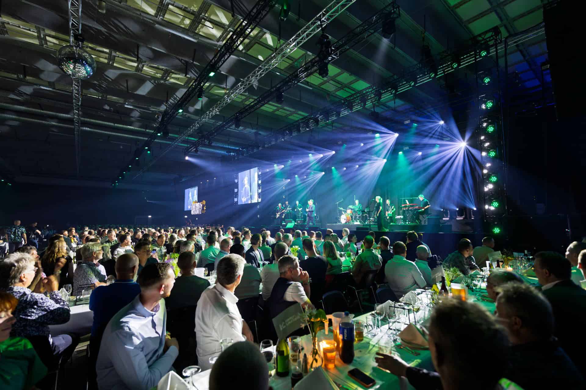 Sommerfest i en rå ramme med sublim underholdning
